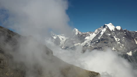 filmación cinematográfica con drones giratorios de schilthorn en suiza