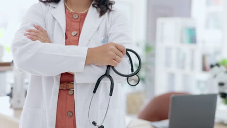 manos, estetoscopio y atención médica con un médico