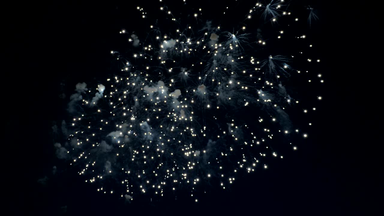 어두운 하늘 배경 에 불꽃놀이