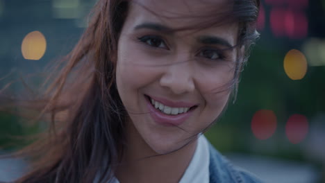 retrato de cerca hermosa joven mujer hispana sonriendo feliz mujer independiente disfrutando del estilo de vida en la ciudad el viento soplando el cabello cámara lenta
