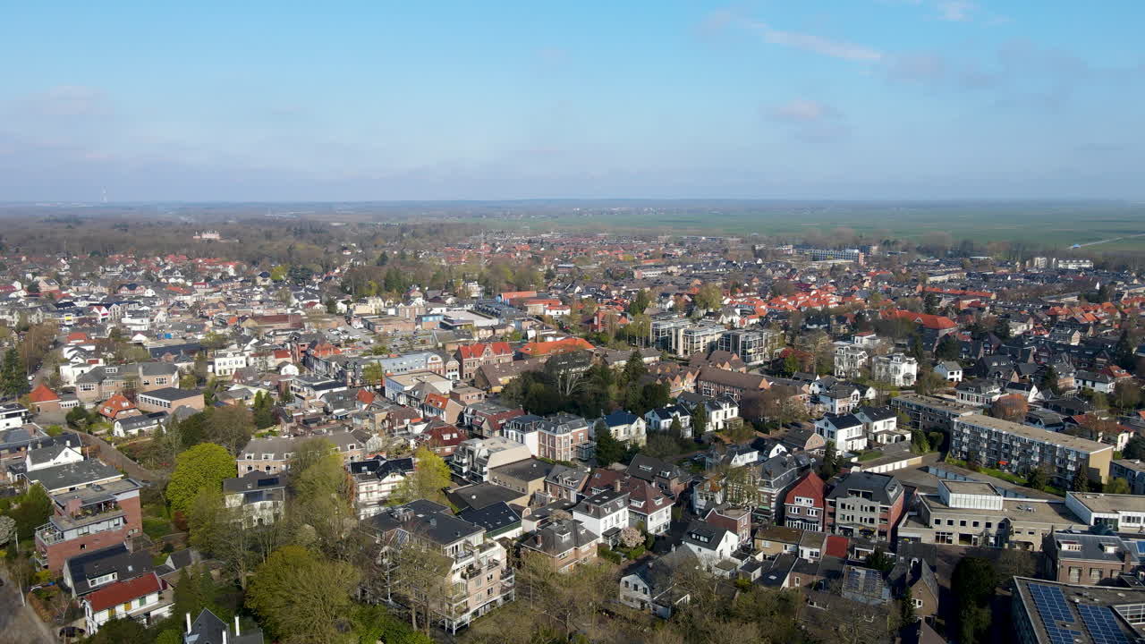 밝고 화창한 날에 아름다운 작은 마을의 집