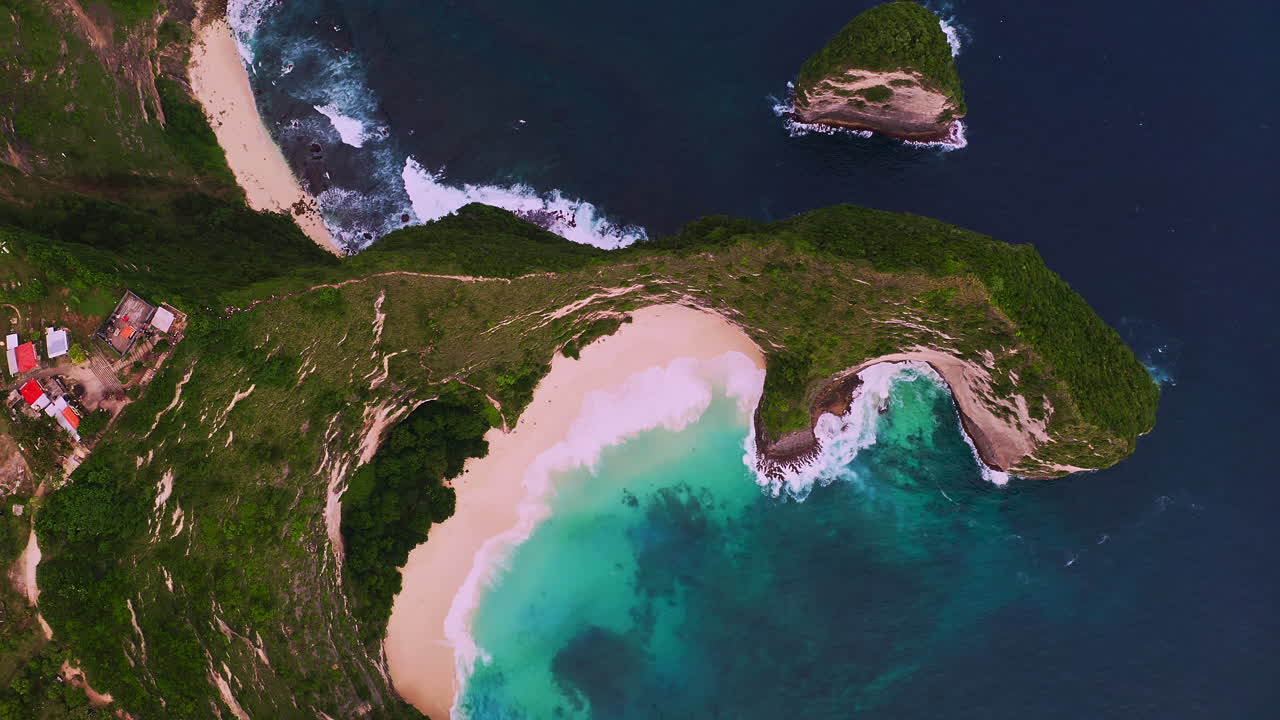 녹색 해안과 티-렉스 해변 반도 터키즈 바다 만 위