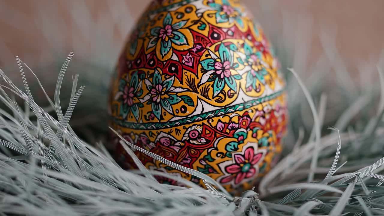 украшенное рисованное пасхальное яйцо