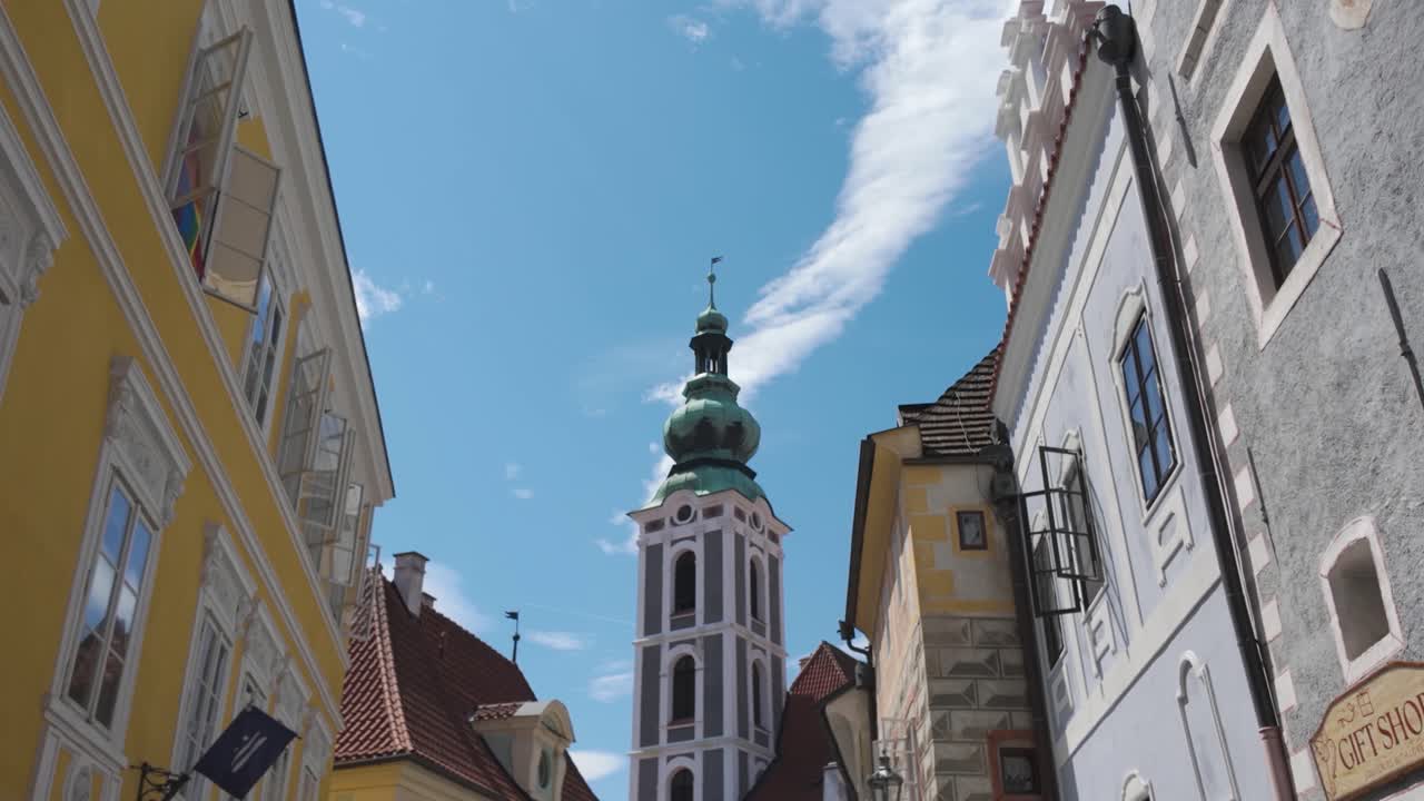 체코의 체스키 크로프 (český krumlov) 에 있는 성 요슈트 교회 (st. jost church) 는 역사적인 건축물과 도시 주변을 전시하고 있다.