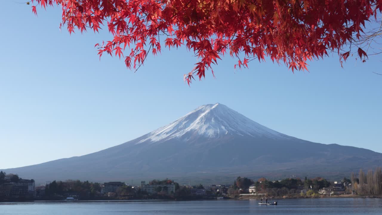 el monte fuji en un tranquilo día de otoño con hojas rojas en el viento y un tranquilo lago kawaguchiko, japón