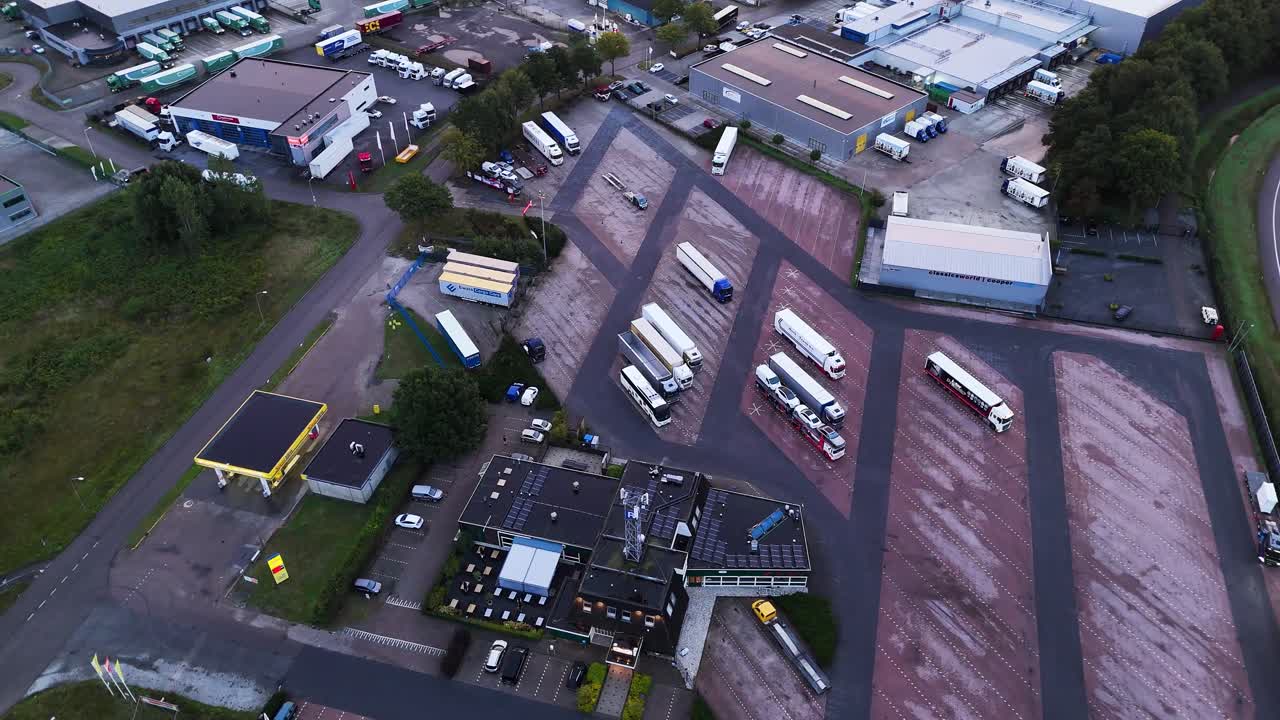 vista aérea de una parada de camiones
