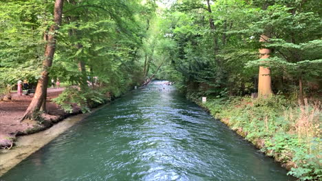 Río-Eisbach-En-El-Verano-En-El-Jardín-Inglés,-Munich,-Alemania