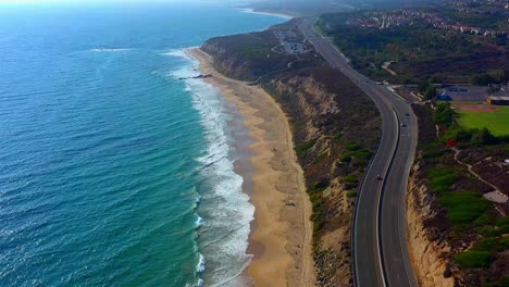 Laguna-Beach-California-Sobrevolando-La-Carretera-De-La-Costa-Del-Pacífico-Conocida-Como-Pch