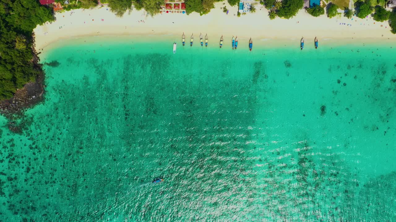 Vista aerea di una barca tradizionale a coda lunga in mare, vista dall'alto