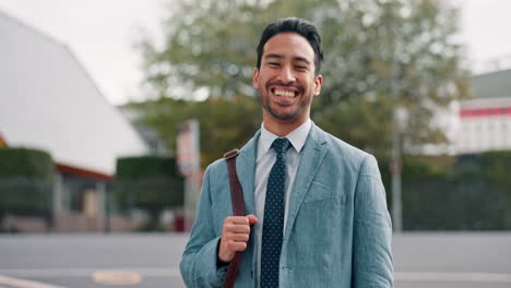 Sonrisa,-Retrato-Y-Hombre-De-Negocios-Fuera-De-La-Oficina