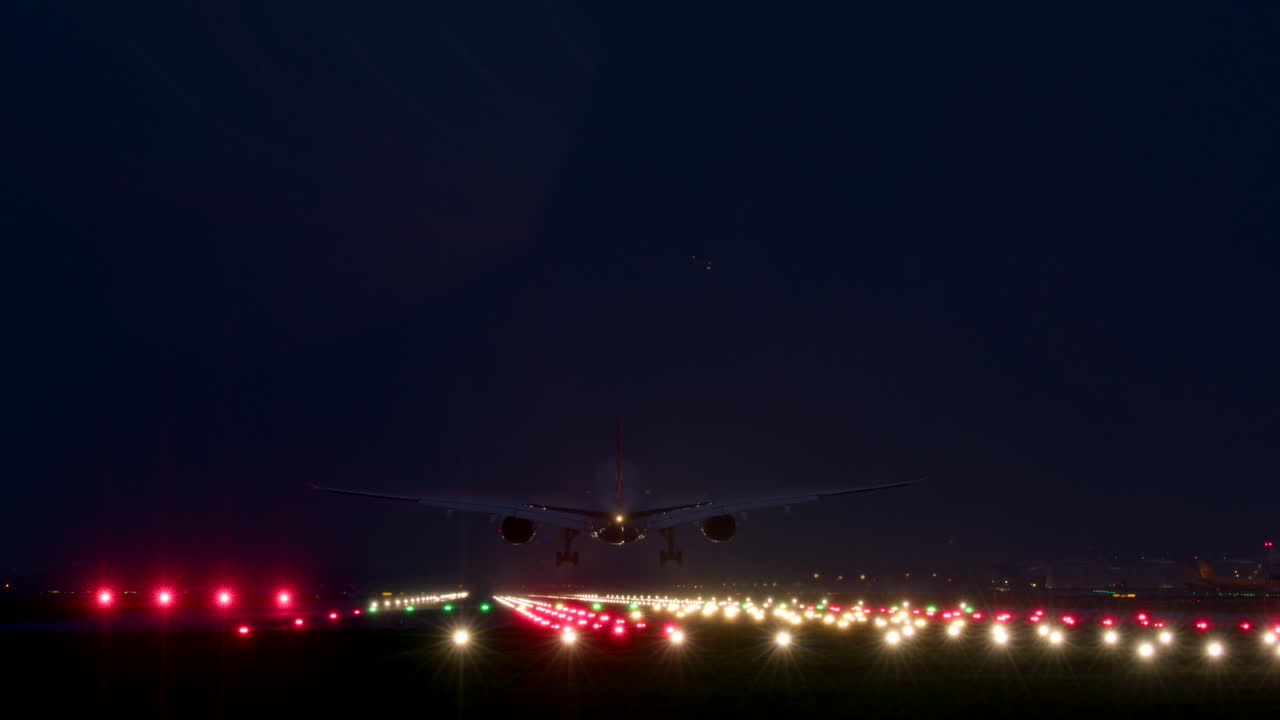 avión aterrizando en la noche