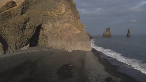 Cueva-De-Basalto-En-La-Playa-De-Arena-Negra-De-Reynisfjara,-Islandia