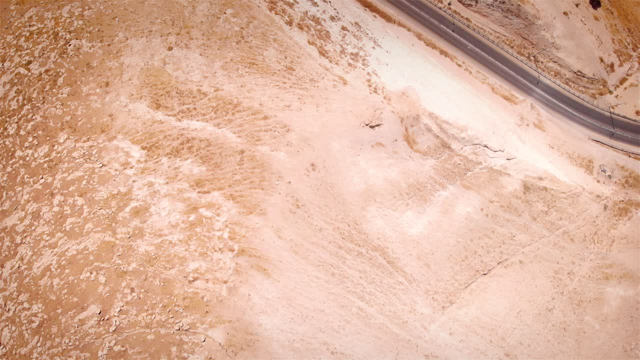 사막 도로 의 공중 사진