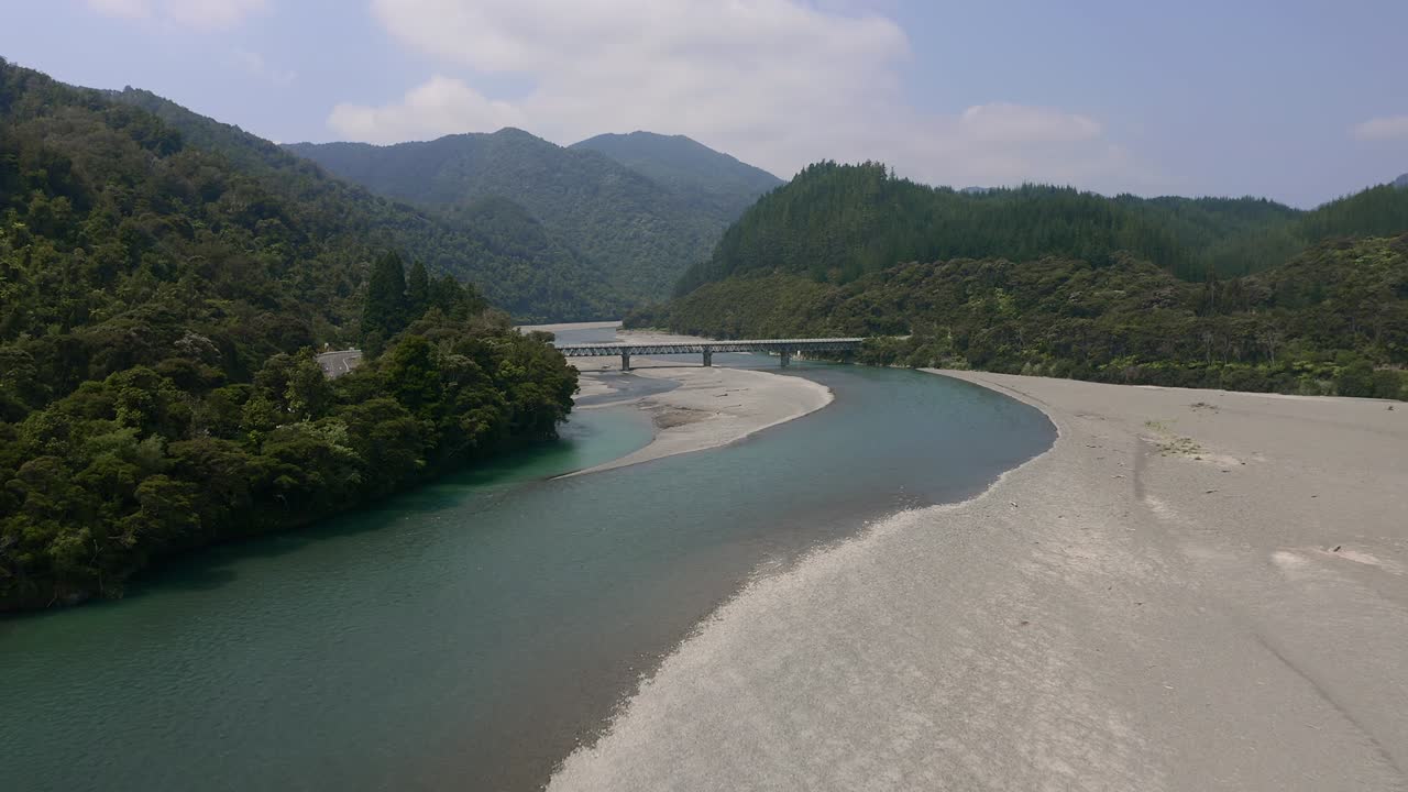 aéreo: volando por el río moto y sobre el puente de la autopista 35