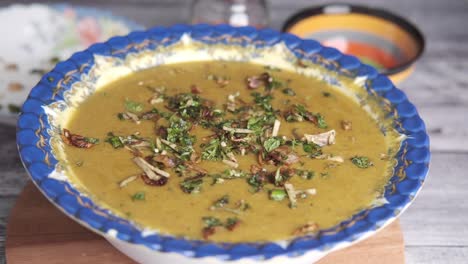 deliciosa sopa de lentejas pakistaní (dal) en un cuenco