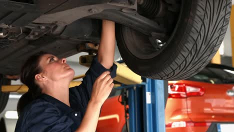 mecánica trabajando en un neumático