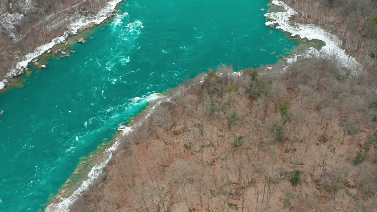 disparo aéreo del río azul verde curvado a través del bosque muerto