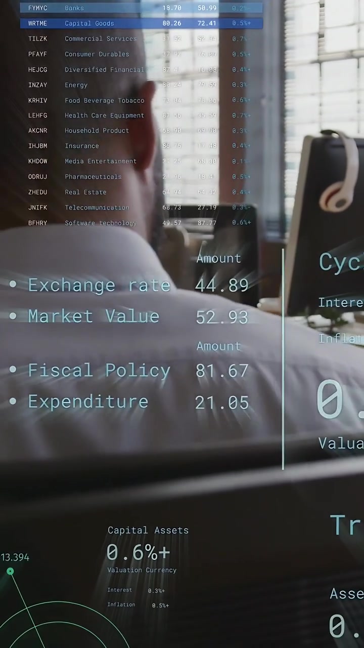 Vertikal video: Finansanalytiker ved skrivebord overvåger live markedsfeed, AR-grafer stiger i billedet