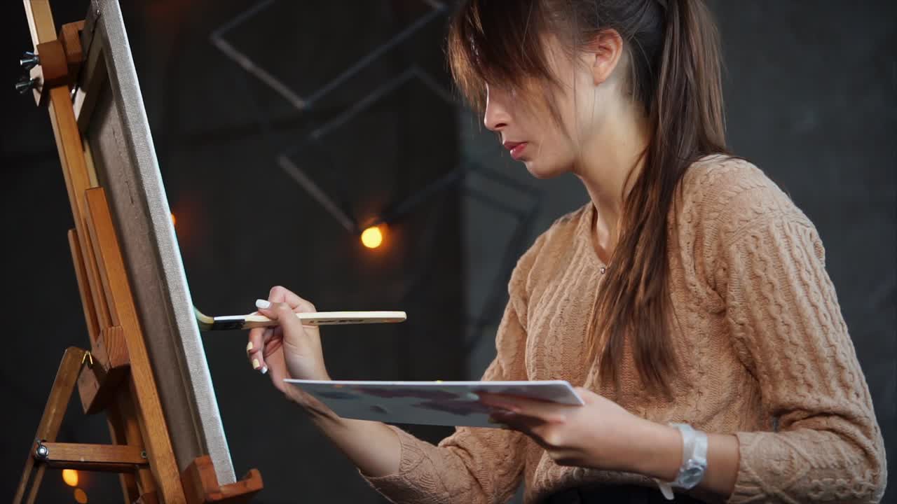 캔버스에 있는 여성 그림