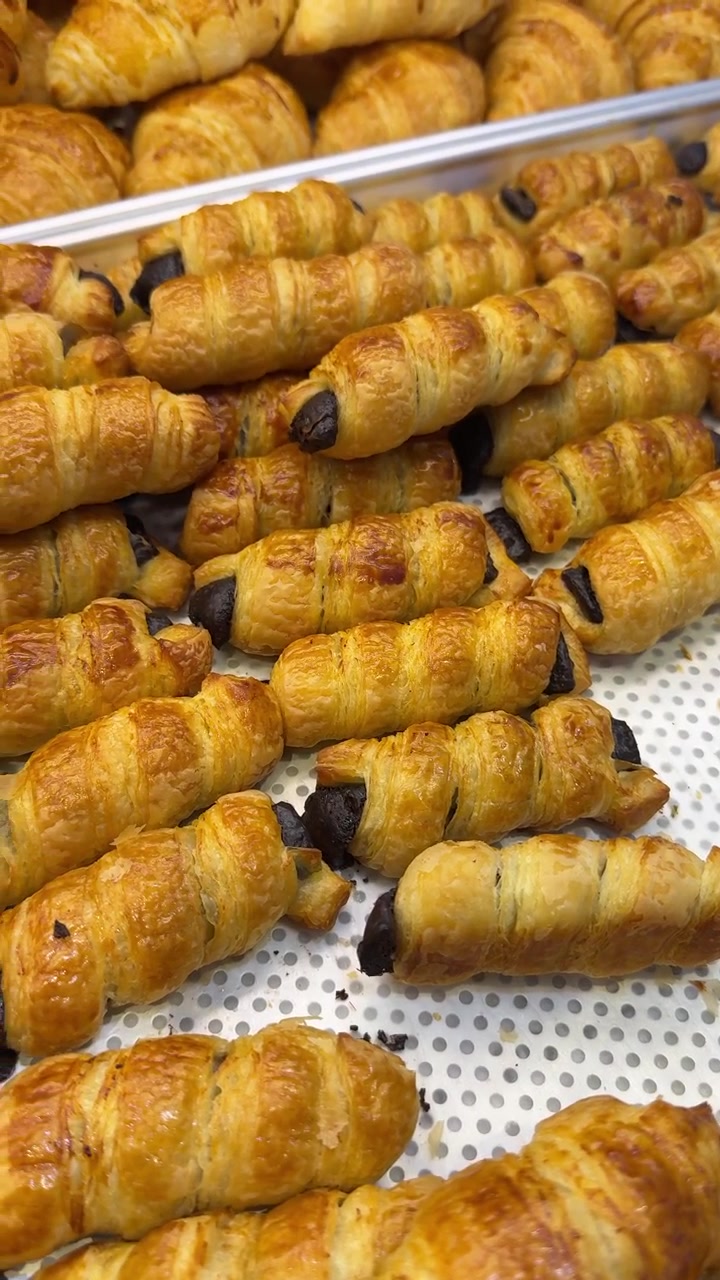 Rotoli di pasta sfoglia al cioccolato appena sfornati su una teglia da forno