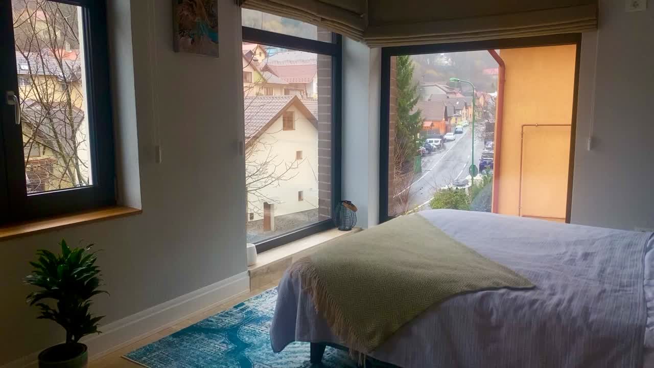 lapso de tiempo desde la habitación con vista a los autos que circulan por la carretera durante el día