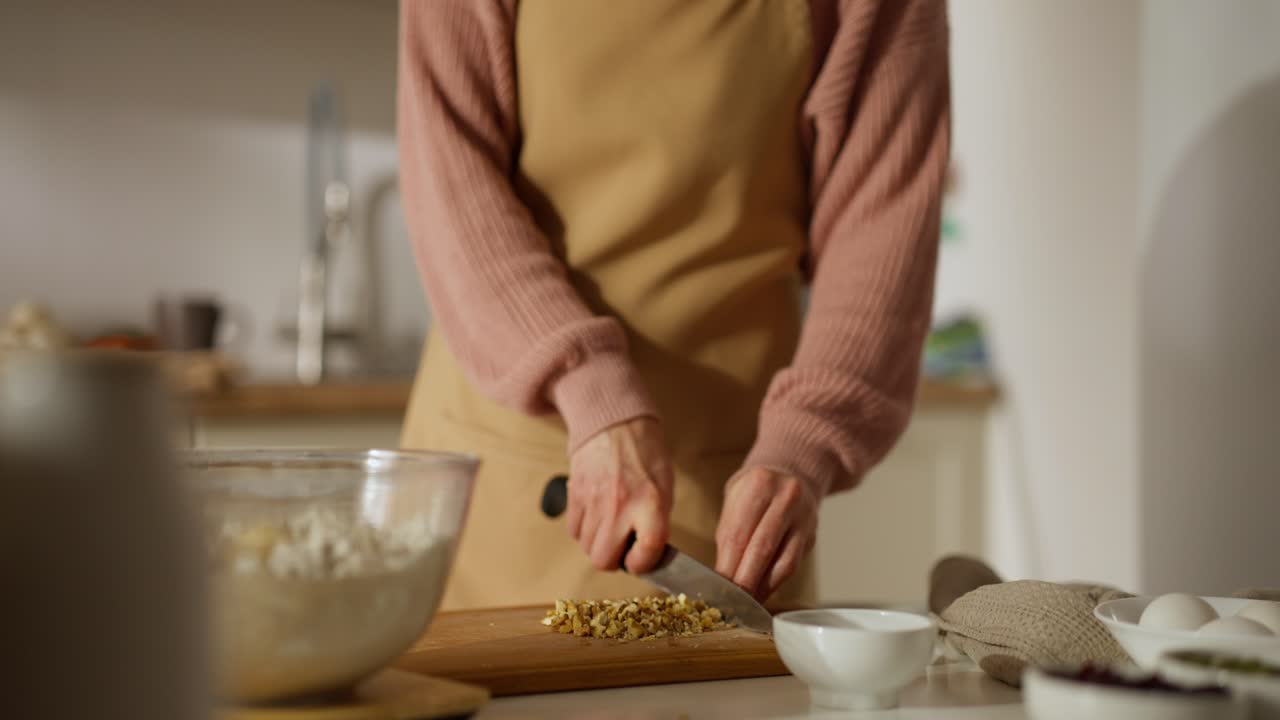 Persona picando nueces en la cocina