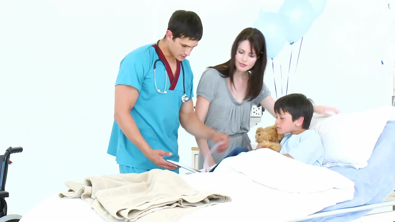 병원 에서 어머니 와 함께 회복 하는 작은 소년 과 함께 책 을 읽는 의사
