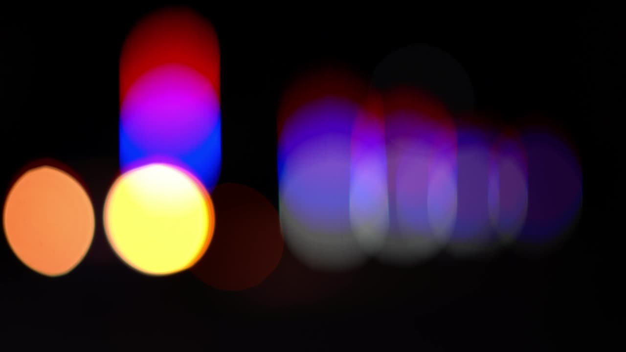 보케 가운 차와 불빛의 흐릿함 도시에서 도로에, 밤에 배경 추상. 새해 또는 크리스마스 축제 개념.