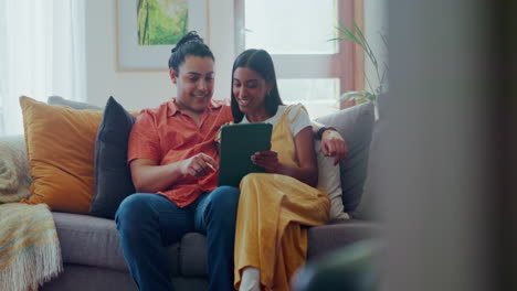 Happy-couple,-tablet-and-laugh-on-sofa-in-living