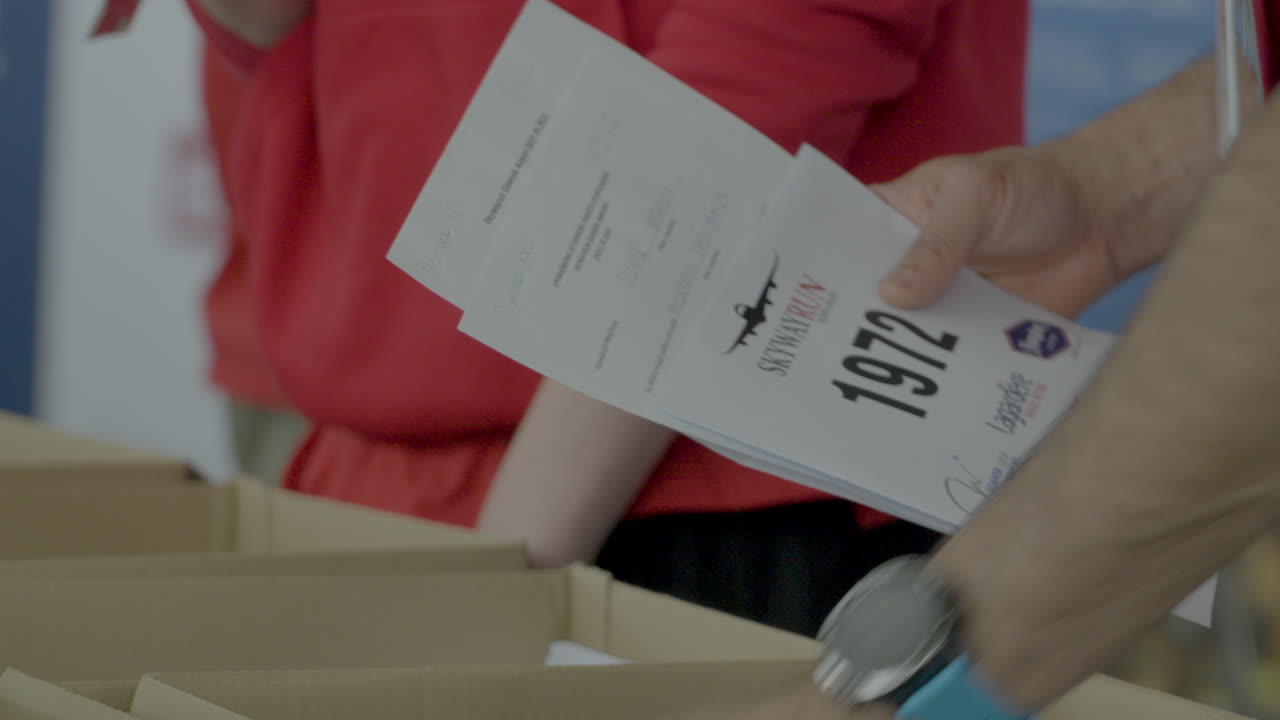 직원들에 의해 시작 번호와 패키지의 할당 - skywayrun gdansk