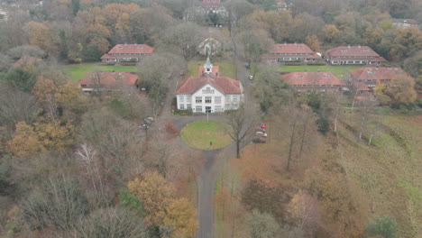 Fliegen-In-Richtung-Altes-Herrenhaus-In-Einer-Kleinen-Stadt