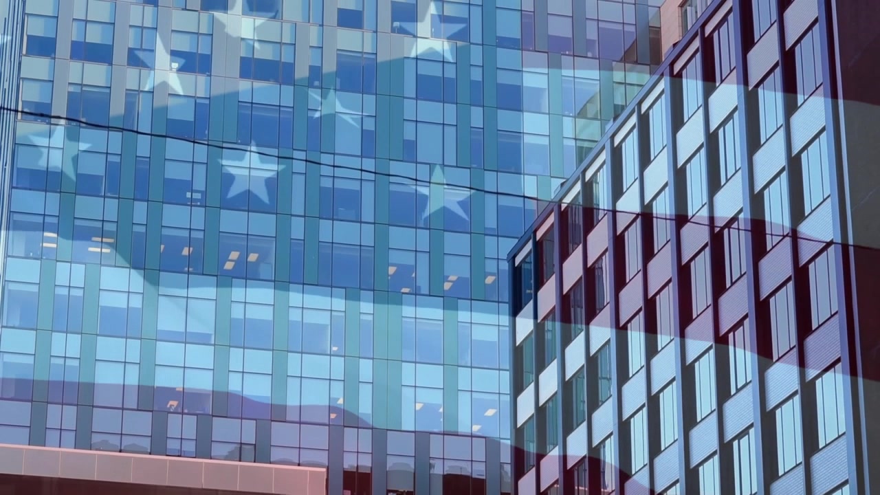 Animação de bandeira dos EUA sobre paisagem urbana.