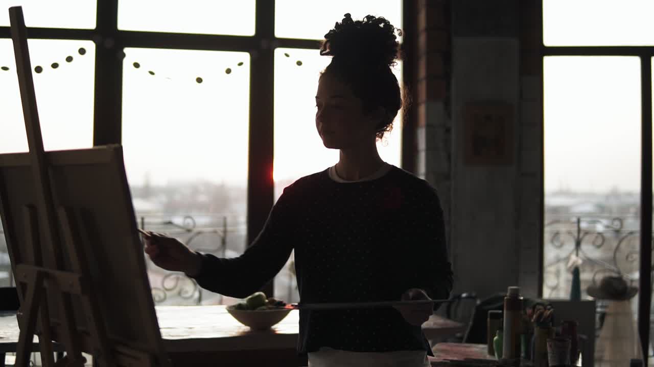 una joven artista curvilínea con talento añadiendo pequeños detalles a su imagen.