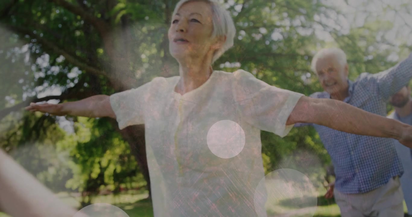 Ragazza che inizia estendendo le braccia, famiglia che fa stretching al parco per il benessere, bokeh che si sovrappone all'inquadratura