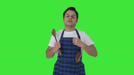 cocinero indio serio preparándose pantalla verde