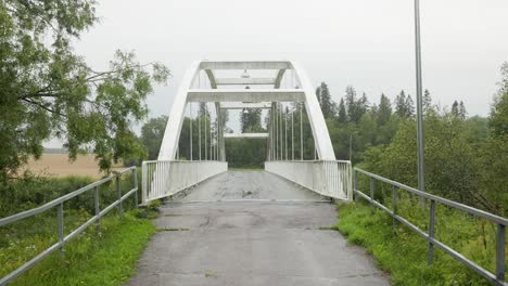 Brücke-Zwischen-Zwei-Landwirtschaftlichen-Feldern