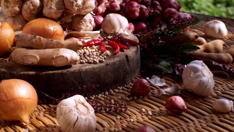 especias sazonadoras del sudeste asiático e ingredientes herbales para hacer variedades de alimentos picantes y picantes dispuestas maravillosamente en una tabla de cortar de madera en una mesa de cocina a la luz del sol de la tarde