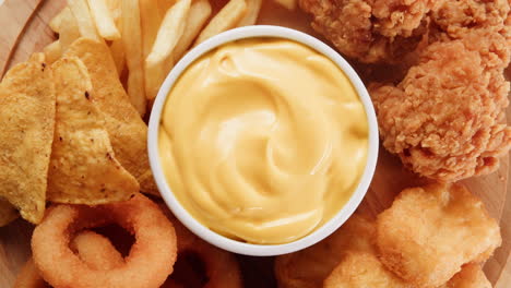 plato de comida frita con salsa de queso