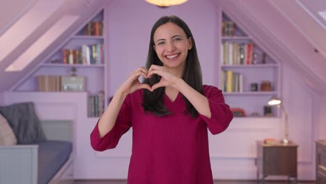 Mujer-India-Feliz-Mostrando-Signo-De-Corazón