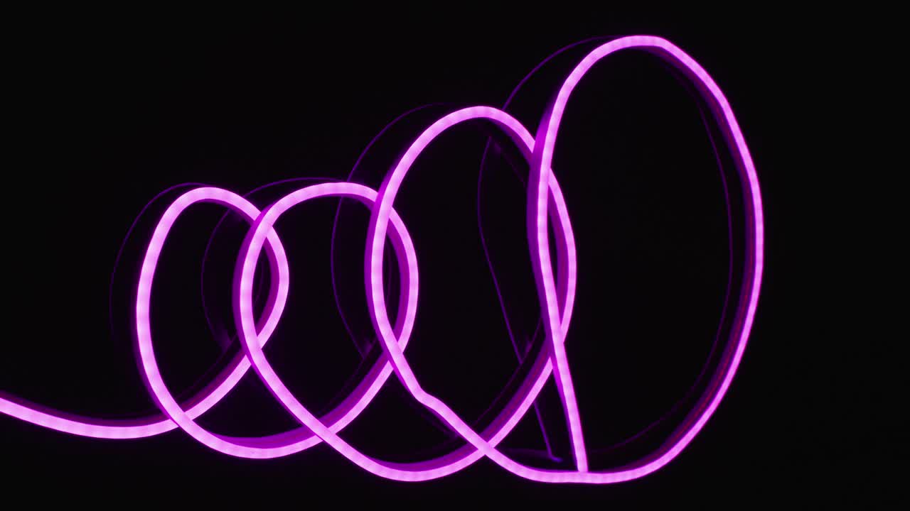 animación de luces de neón rosadas que forman una espiral sobre un fondo negro