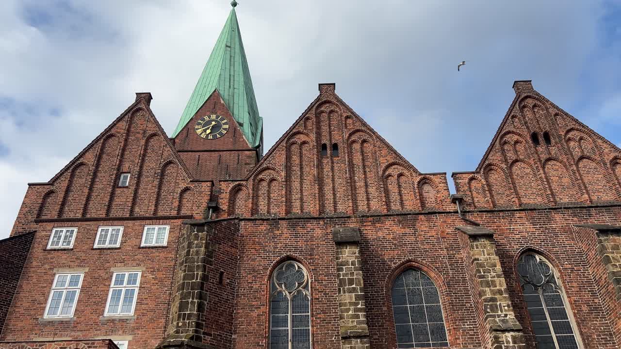 Igreja histórica de tijolos em Bremen, Alemanha, com arquitetura gótica, empenas escalonadas e torre do relógio. Marco icônico que representa a história hanseática, o artesanato medieval e a herança do norte da Alemanha