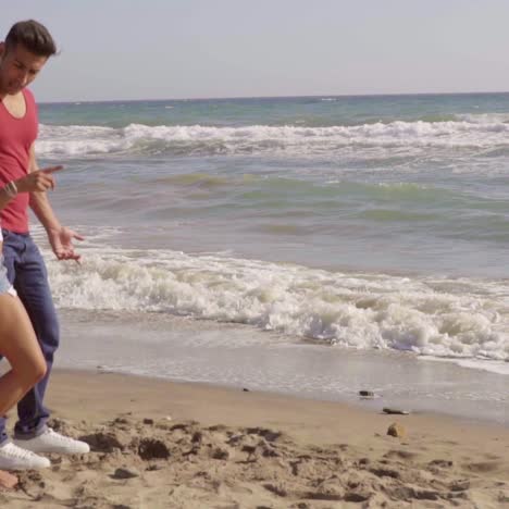 pareja joven en la playa