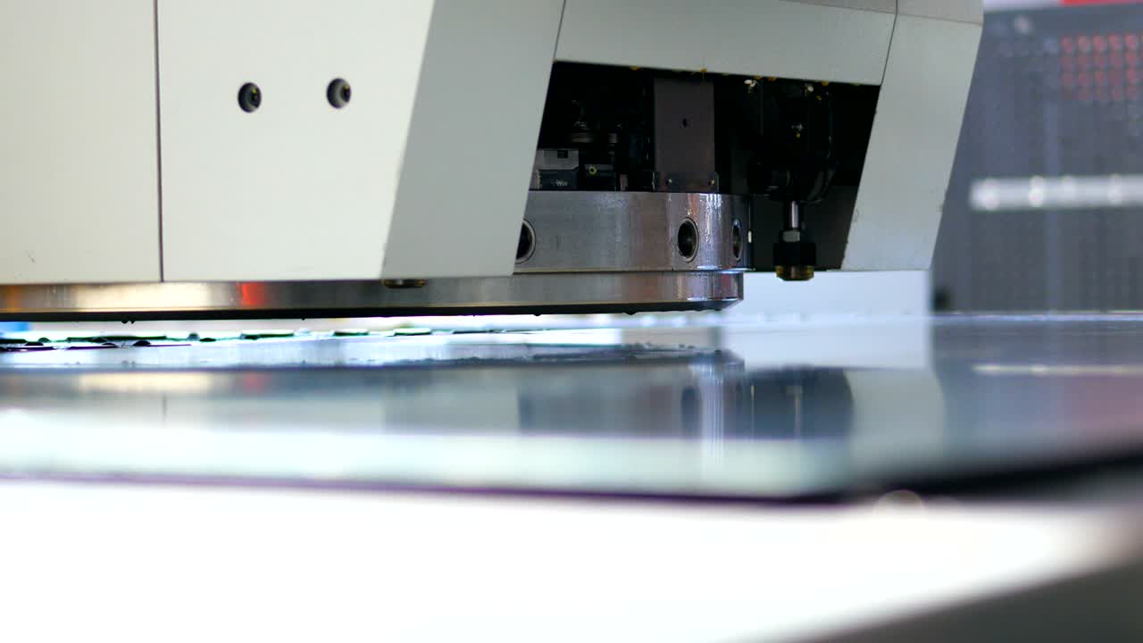 공장에서 금속을 가공하는 금속 가공 기계. 근접.