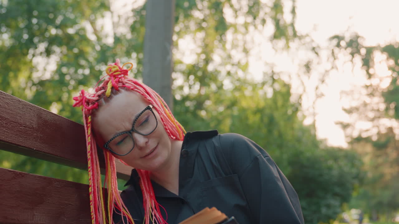 Dama amable disfrutando de un momento de tranquilidad, una mujer serena se toma un descanso reparador en medio de un paisaje apacible en un parque hoy, una señora relajada desconectando plácidamente en un entorno natural reconfortante en este momento