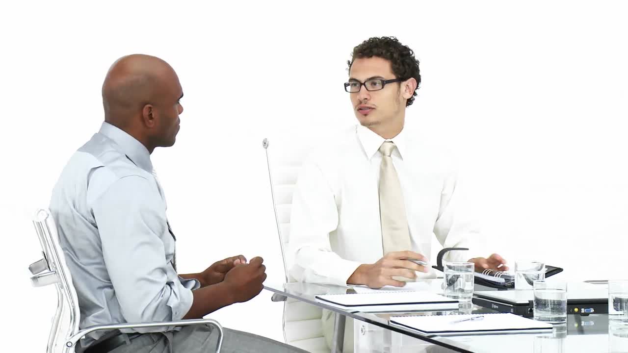dos jóvenes empresarios teniendo una reunión
