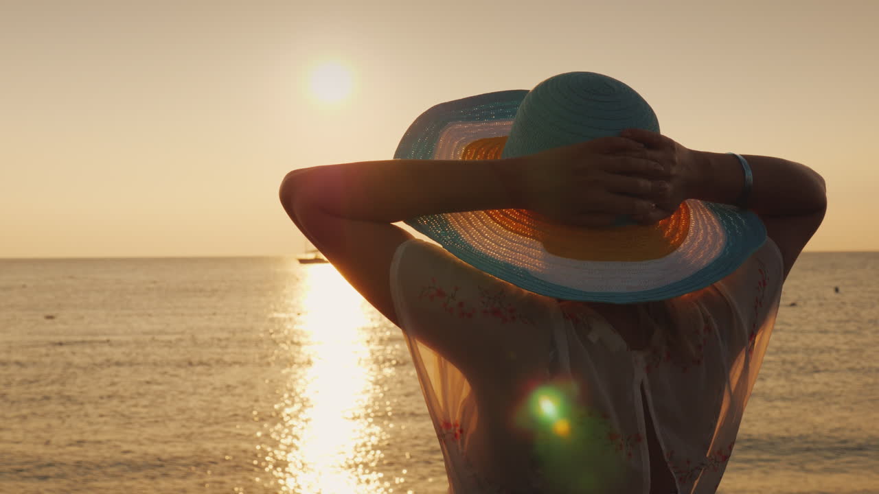 una mujer con un sombrero espera el amanecer sobre el concepto de vacaciones y vacaciones en el mar