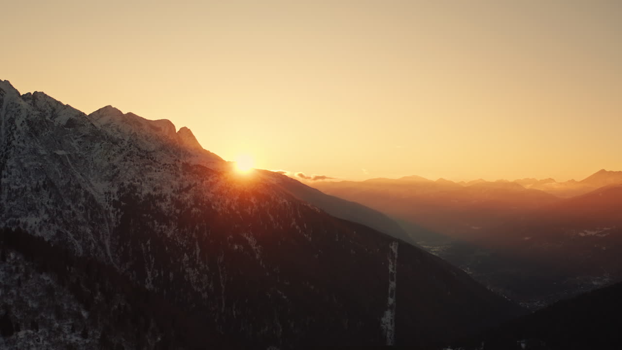 Pôr do sol quente e pitoresco sobre os Alpes Italianos no inverno