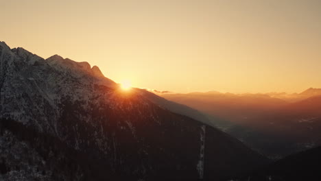 Pintoresca-Y-Cálida-Puesta-De-Sol-Sobre-Los-Alpes-Italianos-En-Invierno