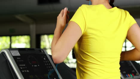 mujer en forma corriendo en una cinta de correr