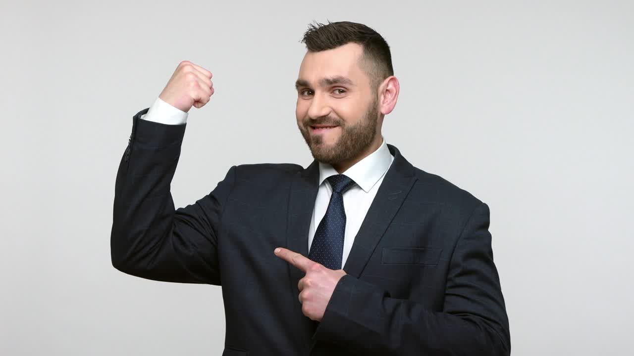 hombre mostrando bíceps, músculos puntiagudos, orgulloso de su fuerza.